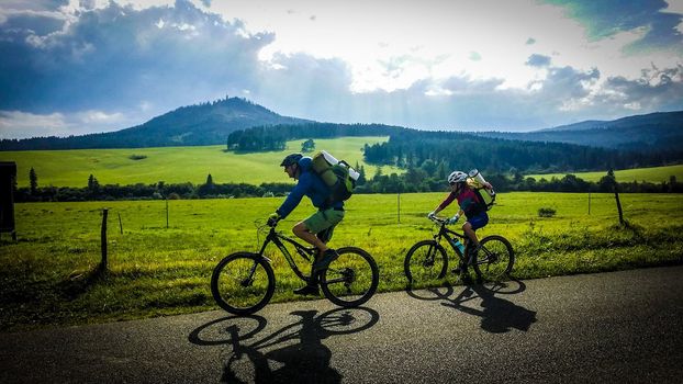 polecane trasy wycieczek rowerowych z przewodnikiem